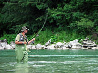 Uomo che pesca nel fiume